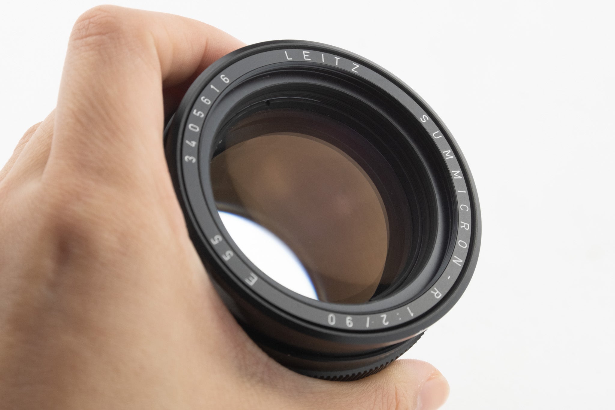 Leica Summicron R 90/2 E55 – Objektiv von vorne mit Deckel