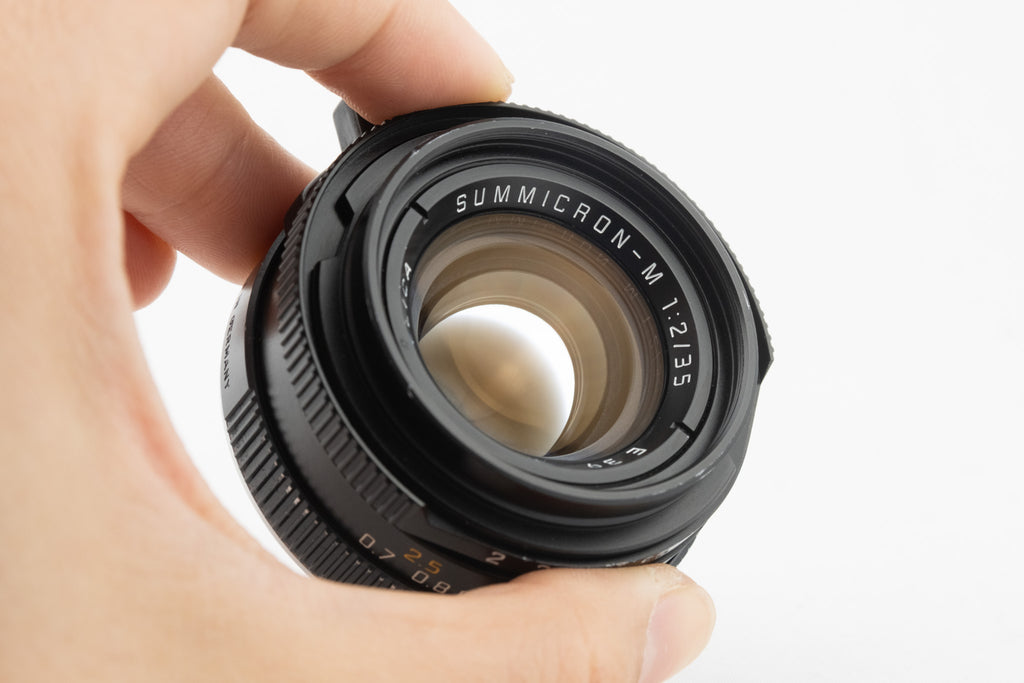 Leica Summicron 35mm f/2 7-Element – Objektiv von vorne mit Deckel