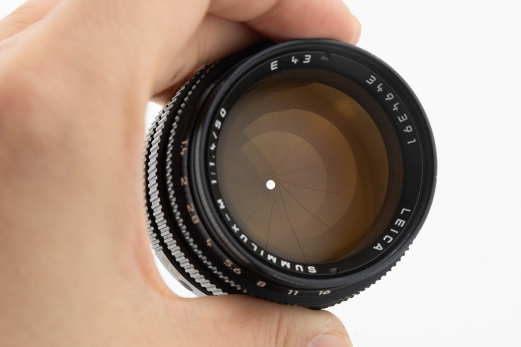 Leica Summilux 50mm f/1.4 E43 II – schwarzes Objektiv mit Goldvergütung